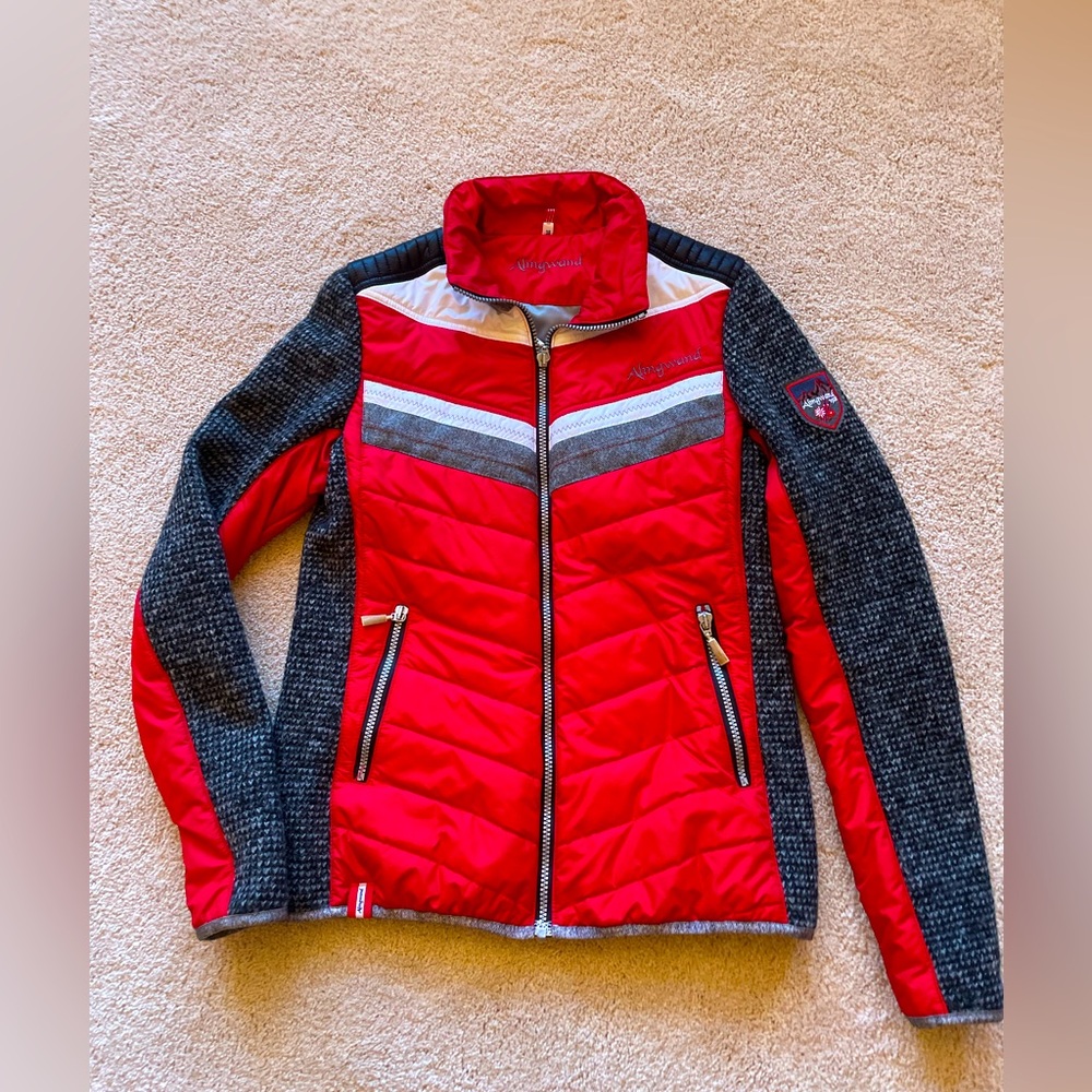 Almgwand 1928 brand jacket size 38
Red/Grey/White in color.
Super cute on!